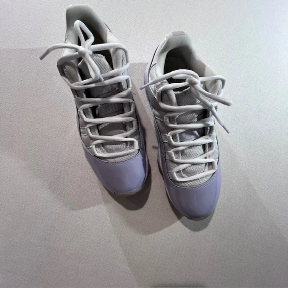 Jordan Air Jordan 11 Retro Low Mens 7.5 Pure Violet White Good AH7860-101
